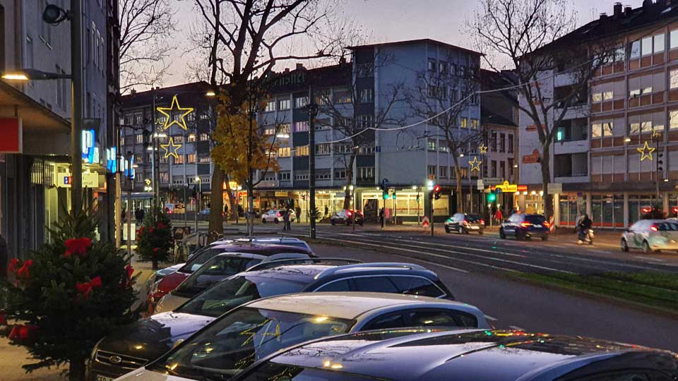 Die Mühlburger Rheinstraße in der Vorweihnachtszeit